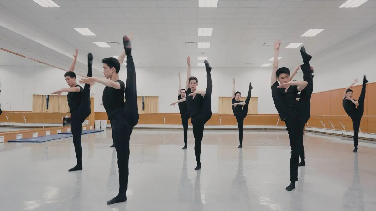 Shen Yun dansçıları Jesse ve Lucas Browde, toplulukları ile birlikte Fei Tian kampüsünde antrenman yapıyor. (Fotoğraf: Paulio Shakespeare, NTD)