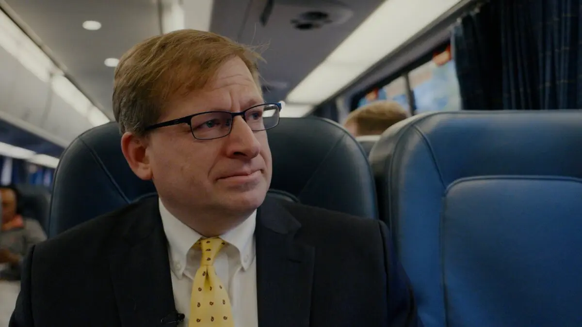 Levi Browde, Shen Yun'a yönelik son saldırılar hakkında farkındalık yaratmak amacıyla Washington’a giderken. (Fotoğraf: Paulio Shakespeare, NTD)