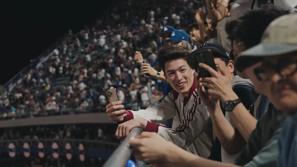 Dansçı Jesse Browde, 2025 turnesinin ardından arkadaşlarıyla birlikte beyzbol maçı izliyor. (Fotoğraf: Paulio Shakespeare, NTD)