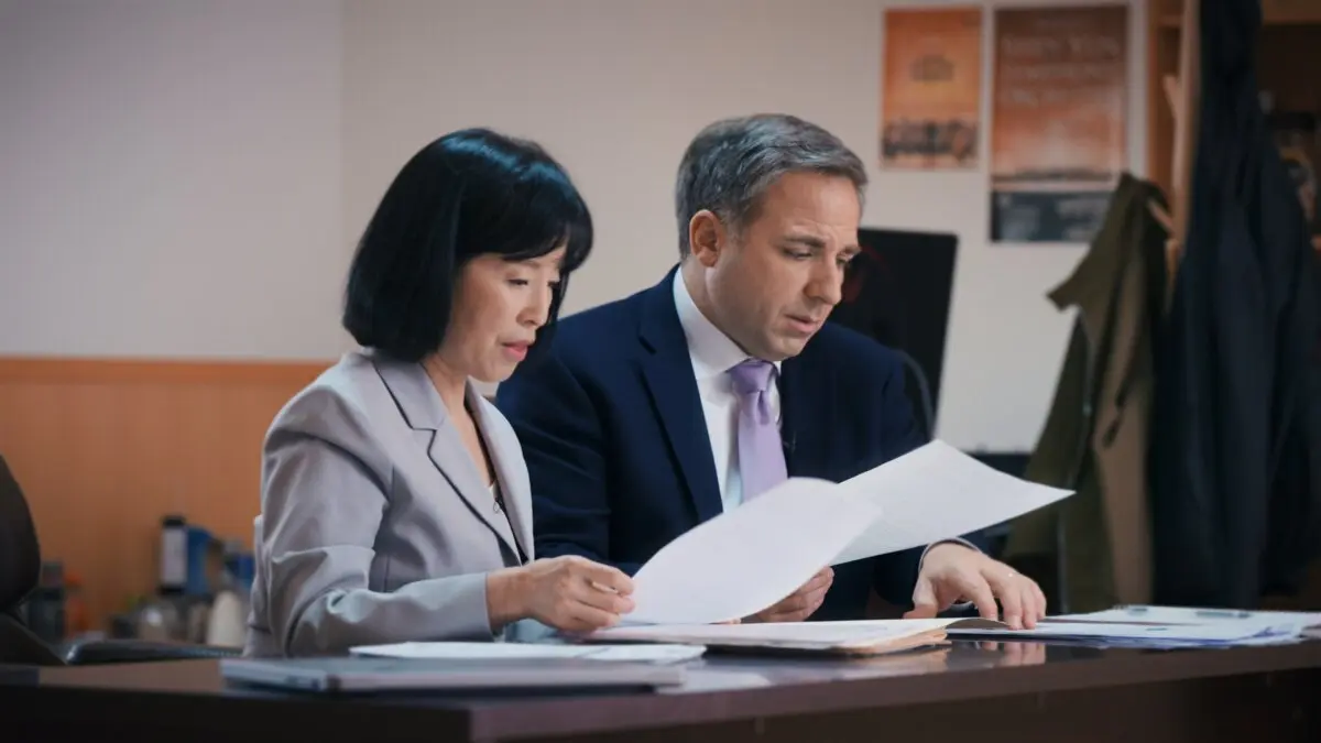 Başkan yardımcısı Ying Chen, NTD araştırmacı gazetecisi Steve Lance ile dansçıların tıbbi kayıtlarını inceliyor. (Fotoğraf: Paulio Shakespeare, NTD)
