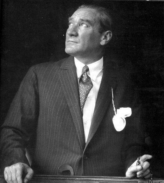 Mustafa Kemal Atatürk İzmir'den ayrılışında, Basmane Tren İstasyonu'nda. (9 Temmuz 1926) (Fotoğraf: Wikimedia)