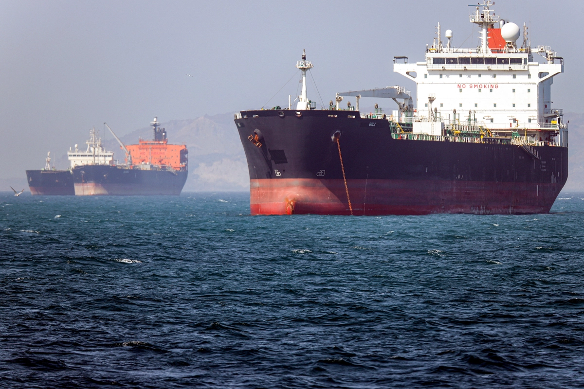 ABD Temsilciler Meclisindeki Cumhuriyetçiler, İran savaş yetkisi tasarısının oylamasını geri çekti. Gambiya bayraklı tanker gemisi Bilin, 2 Mayıs 2026'da güney İran'daki Bandar Abbas açıklarında Hürmüz Boğazı'nda. (Fotoğraf: Amirhossein KhorgooeI, ISNA, AFP - Getty Images, The Epoch Times aracılığıyla)