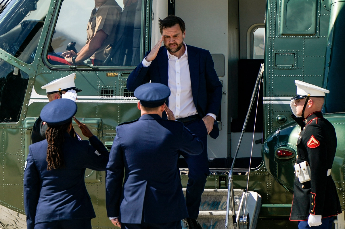 ABD Başkan Yardımcısı JD Vance ABD-İran barış görüşmeleri için İsviçre’ye gitti. Vance, Andrews Üssü’ne vardığında Marine Two helikopterinden inerken. 20 Haziran 2026, Maryland. (Fotoğraf: Elizabeth Frantz, AFP - Getty Images, The Epoch Times aracılığıyla)