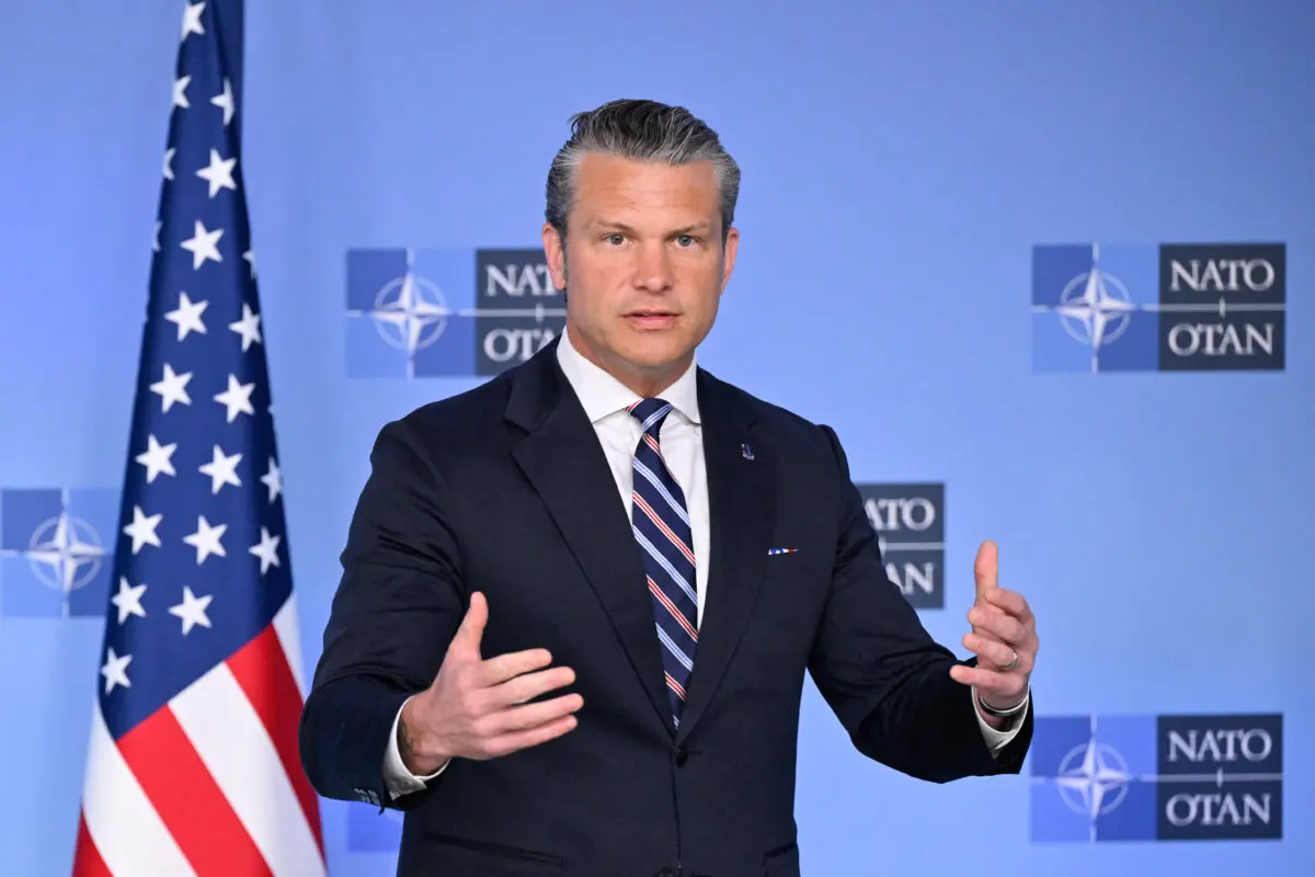 ABD Savaş Bakanı Pete Hegseth, NATO genel merkezinde düzenlenen NATO Savunma Bakanları toplantısı öncesinde konuşurken. 18 Haziran 2026, Brüksel. (Fotoğraf: John Thys, AFP - Getty Images, The Epoch Times aracılığıyla)