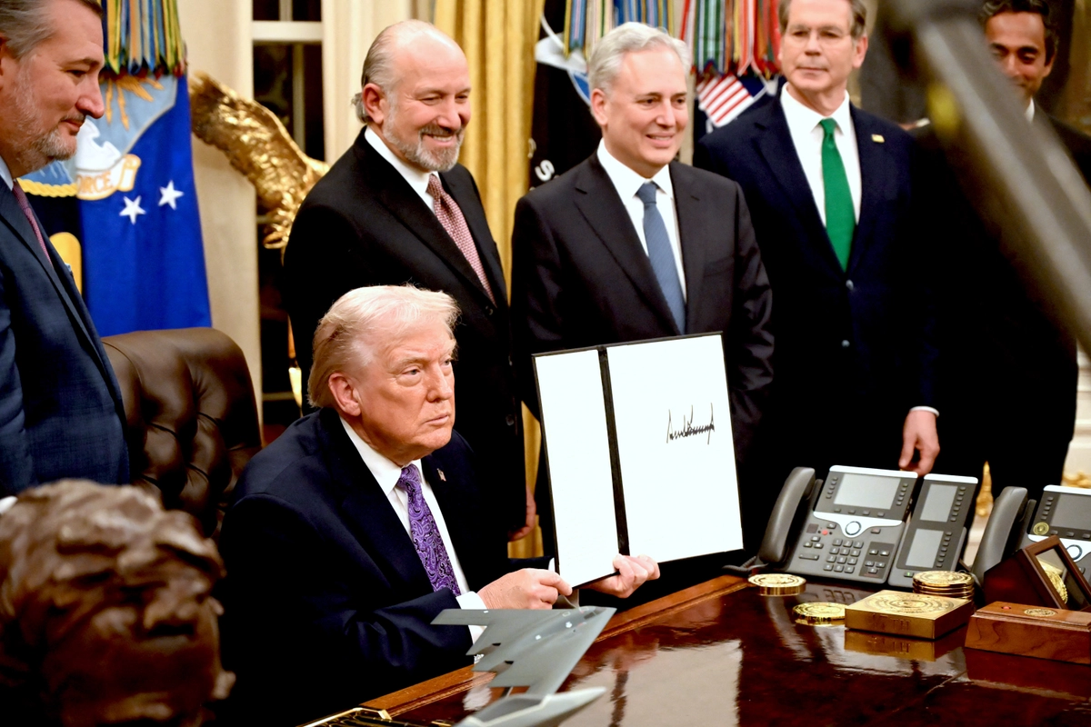 ABD Başkanı Donald Trump, imzaladığı yapay zekâ girişimini gösteriyor. 11 Aralık 2025, Oval Ofis, Beyaz Saray. (Fotoğraf: Alex Wroblewski, AFP - Getty Images, The Epoch Times aracılığıyla)