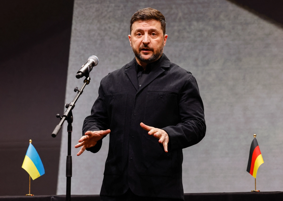Ukrayna Cumhurbaşkanı Volodimir Zelenski, Rusya’nın İran rejimine Orta Doğu’daki ABD üslerine ait uydu görüntülerini sağladığını söyledi. Zelenski, İHA üreticisi Quantum Frontline Industries'in üretim tesisi ziyareti sırasında konuşurken. 13 Şubat 2026, Gilching, Münih, Almanya. (Fotoğraf: Alexandra Beier, AFP - Getty Images, The Epoch Times aracılığıyla)