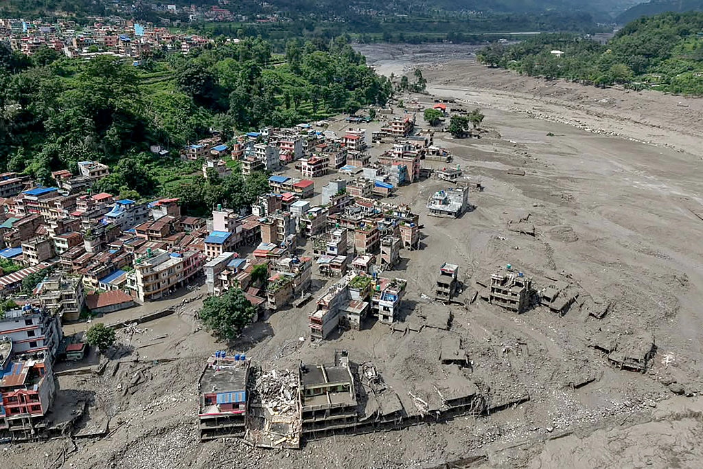 Nepal Nuwakot’a bağlı Trishuli Bazar'da yaşanan ani sel sonrası evler, nehir kenarında kısmen çamurlu suda kaldı. 26 Ağustos'ta Nepal'in kuzeyindeki Rasuwa ilçesinde yollara ve enerji altyapısına zarar veren büyük bir sel meydana geldi. Yetkililer yıkımın boyutunu değerlendirmek için çaba gösteriyor. (Fotoğraf: Prabin Ranabhat, AFP - Getty Images, The Epoch Times aracılığıyla)