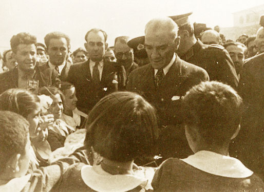Yenilmesi gereken en büyük düşman, cehalettir. Mustafa Kemal Atatürk
Cumhurbaşkanı Atatürk, Nazilli'de öğrencilerle. 9 Ekim 1937. (Fotoğraf: Milli Eğitim Bakanlığı web sitesi)