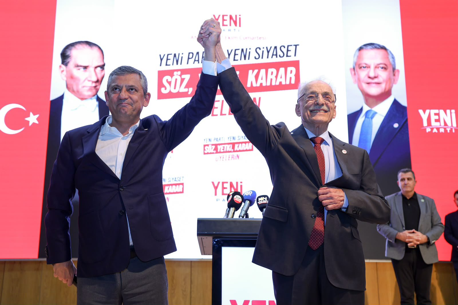 Murat Karayalçın CHP’den istifa ederek Yeni Parti’ye katıldı. (Fotoğraf: Özgür Özel x hesabı)