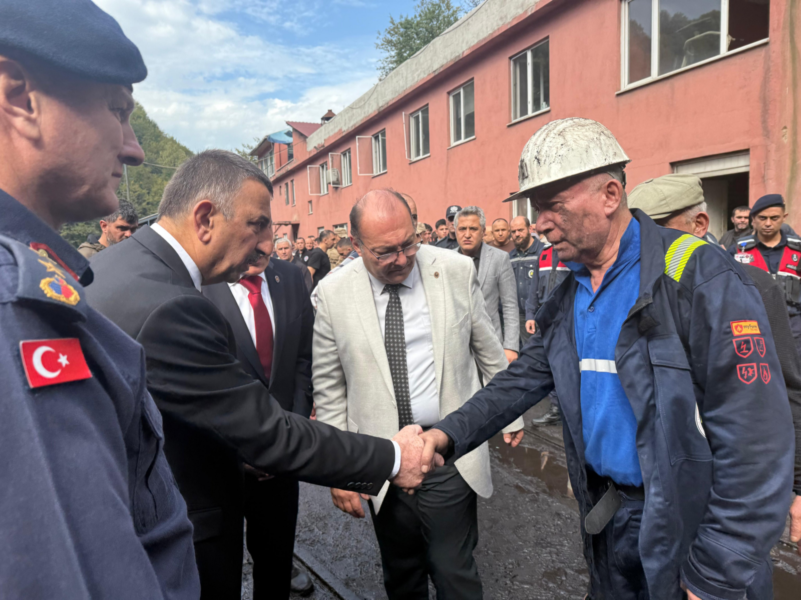 Zonguldak’ta maden ocağında patlama oldu, ölü ve yaralılar var. Zonguldak Vali Osman Hacıbektaşoğlu olay yerinde incelemelerde bulundu. (Fotoğraf: Zonguldak Valiliği x hesabı)
