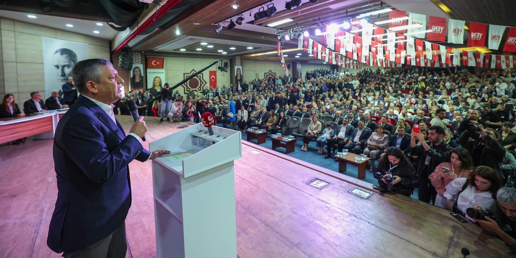 YENİ Parti Genel Başkanı Özgür Özel, partisinin Manisa İl Kongresi açılışında “Bu Adaletsizliğe ve Hukuksuzluğa Karşı Savaştayız” dedi. (Fotoğraf: YENİ Parti web sayfası)