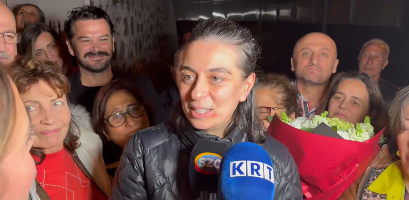 Sinem Dedetaş dün tahliye olduktan sonra gazetecilerin sorularını yanıtladı. Dedetaş’ın davetine Deniz Göktaş’tan esprili yanıt geldi. (Fotoğraf: Deniz Göktaş x hesabı video görüntüsü)