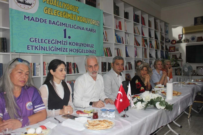 Mersin Muhtarları Yerel Yönetimlerle Dayanışma Derneği (MUYED) Nusratiye Mahalle Muhtarlığı'nda bisiklet dernekleri ile birlikte, uyuşturucu ile mücadele konusunda basın açıklaması yaptı.