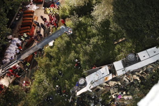 28 Temmuz 2013 İtalya’da viyadüğe düşen Otobüs: En az 24 ölü (STRINGER/AFP/Getty Images)