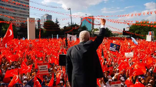 İYİ Parti Genel Başkanı Dervişoğlu Balıkesir'deki mitingde konuştu. (Fotoğraf İYİ Parti x hesabı)