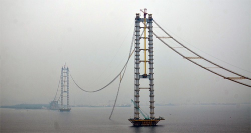 Kopan kablonun suya düşmesi sonucu İzmit Körfezi geçici olarak gemi trafiğine kapatıldı. (Fotoğraf: İHA)