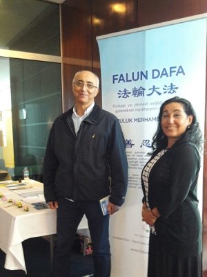 Genel cerrahi uzmanı Doçent Dr. Mehmet Yıldırım, Falun Dafa uygulaması hakkında bilgi aldı ve Çin'deki yasadışı organ alımıyla ilgili imza kampanyasına imza atarak destek oldu. Fotoğraf: Epoch Times TR