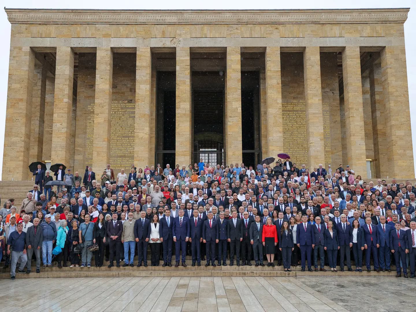 Özgür Özel ve beraberindeki YENİ Parti Kurucular Kurulu üyeleri Anıtkabir'de (Özgür Özel x hesabı)