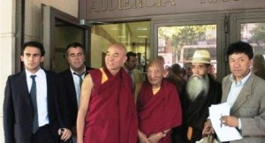 Avukat Jose Elias Esteve (en sol), Valencia Üniversitesi Uluslararası Hukuk profesörü ve Budist keşişler Palden Gyatso ve Jigme Takma Tsnagpo ile birlikte Madrid Ulusal Mahkemesi önünde. Jigme Takma Tsnagpo 37 yıl tutuklu kaldıktan sonra serbest bırakılmıştı (Esther Lee on Flickr)
