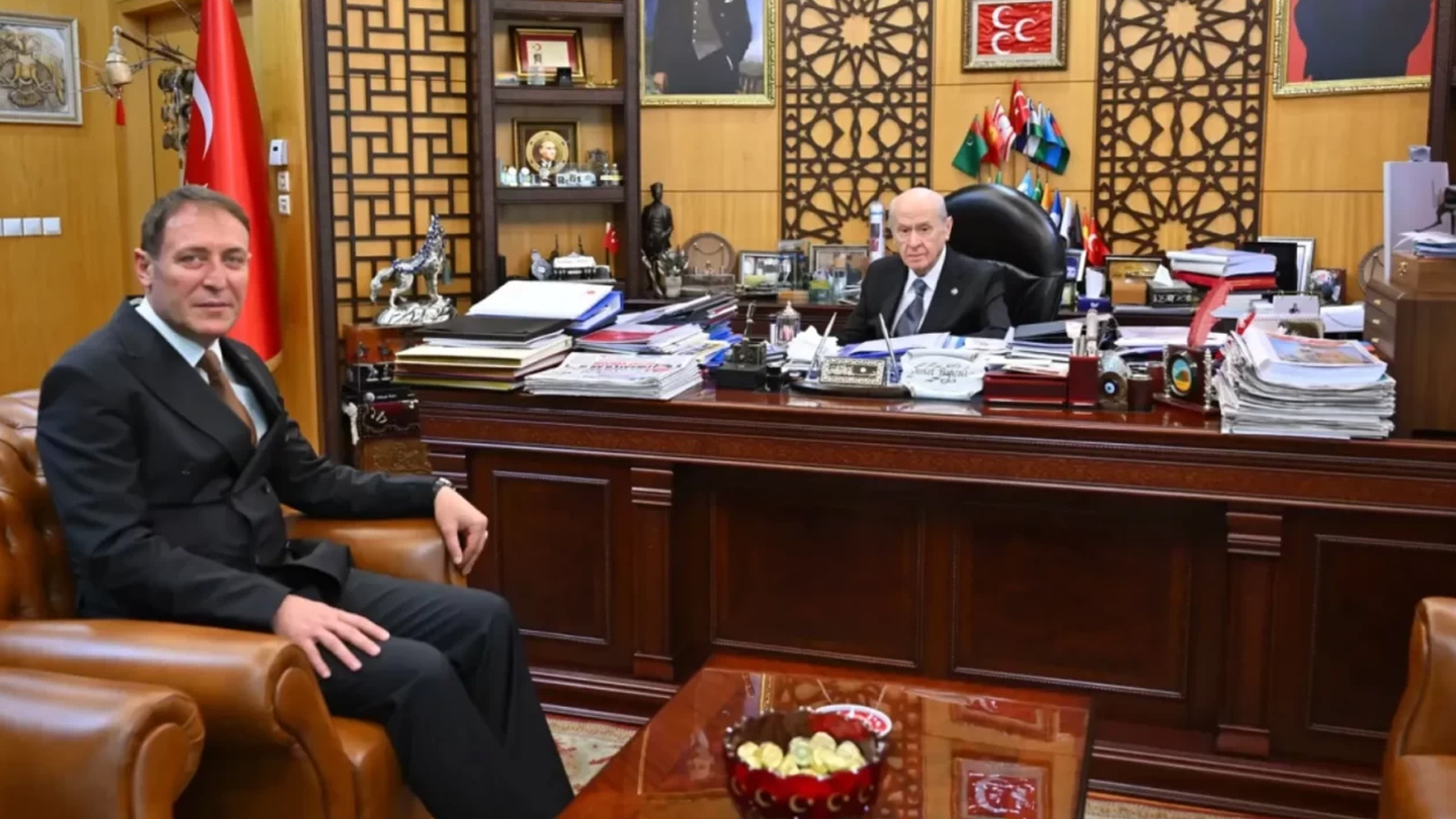 Devlet Bahçeli Türkgün gazetesinde MHP Genel Başkan Başdanışmanı Muhammet Hanifi Macit'in sorularını yanıtlıyor. (Fotoğraf: MHP x hesabı)