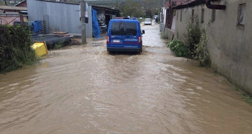 Mudanya'da meydana gelen şiddetli yağış ve fırtına yaşamı olumsuz etkiledi.