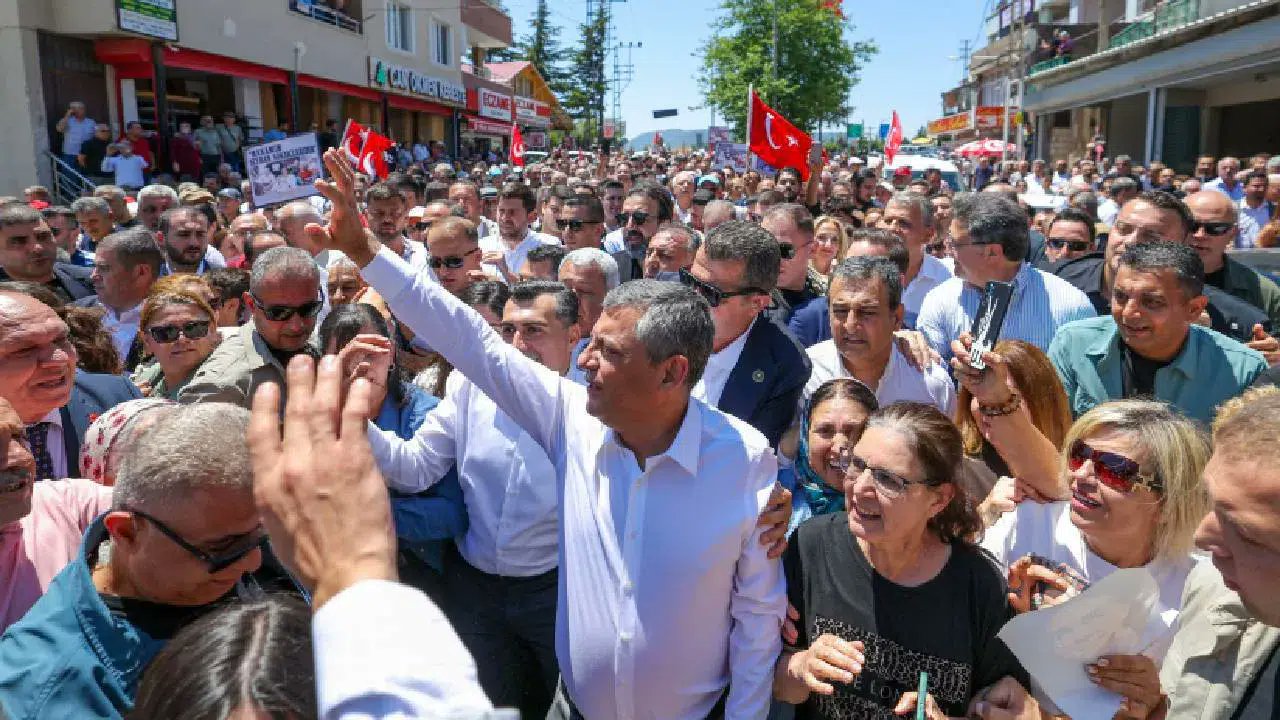 Özgür Özel Adana'da yurttaşlarla bir araya geldi. (Fotoğraf: Özgür Özel x hesabı)