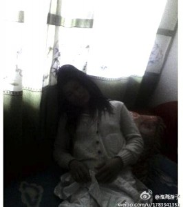 Gong Qifeng 7 aylık hamile iken zorunlu kürtaj oldu ve bebeği ölüme terkedildi (Weibo.com)