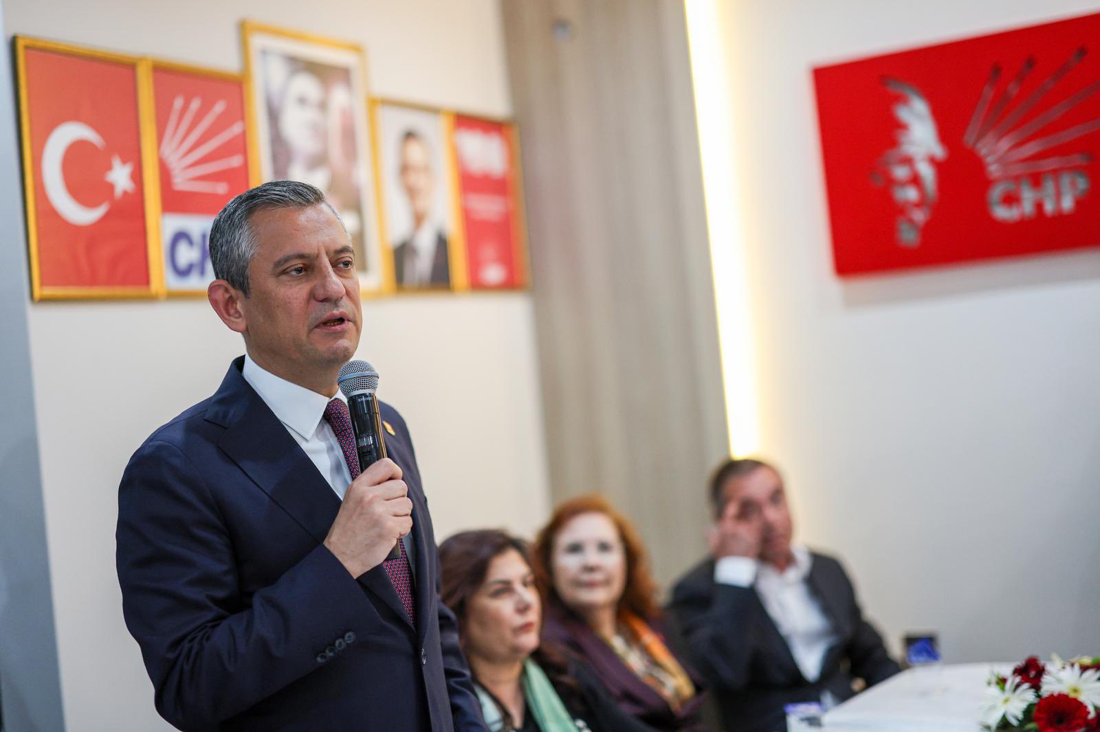 Özgür Özel, Aydın’ın Kuşadası ilçesinde, “Gözüm Arkada Kalmasın İstiyorum” sloganıyla gerçekleştirilen Otizm Sempozyumu’na katıldı.