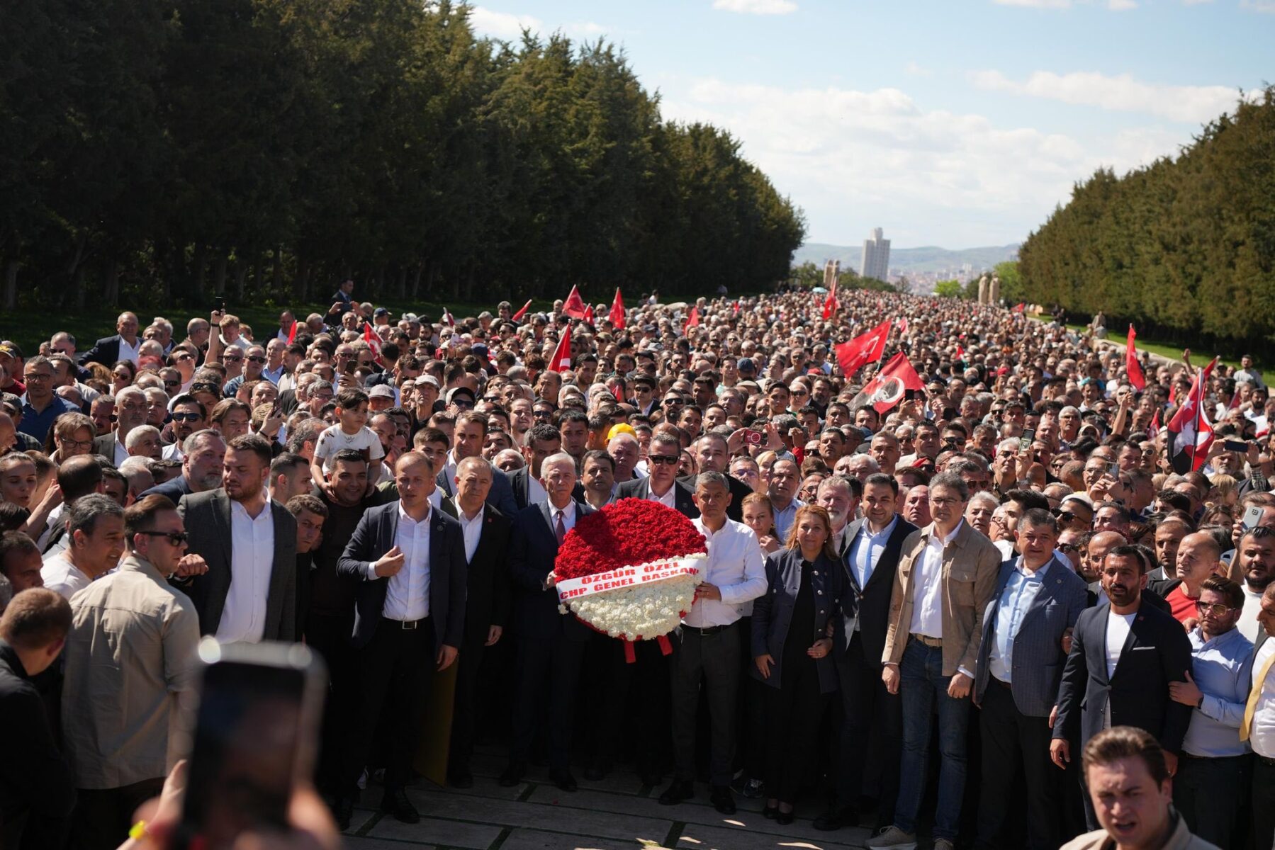 Seçilmiş CHP Genel Başkanı Özgür Özel, Anıtkabir'e Yürüdü (Fotoğraf: Özgür Özel X Hesabı)