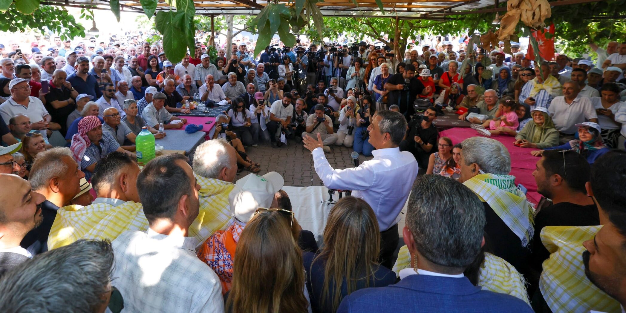 Özgür Özel Manisa'da üzüm üreticileriyle buluştu. (Fotoğraf: YENİ Parti x hesabı)