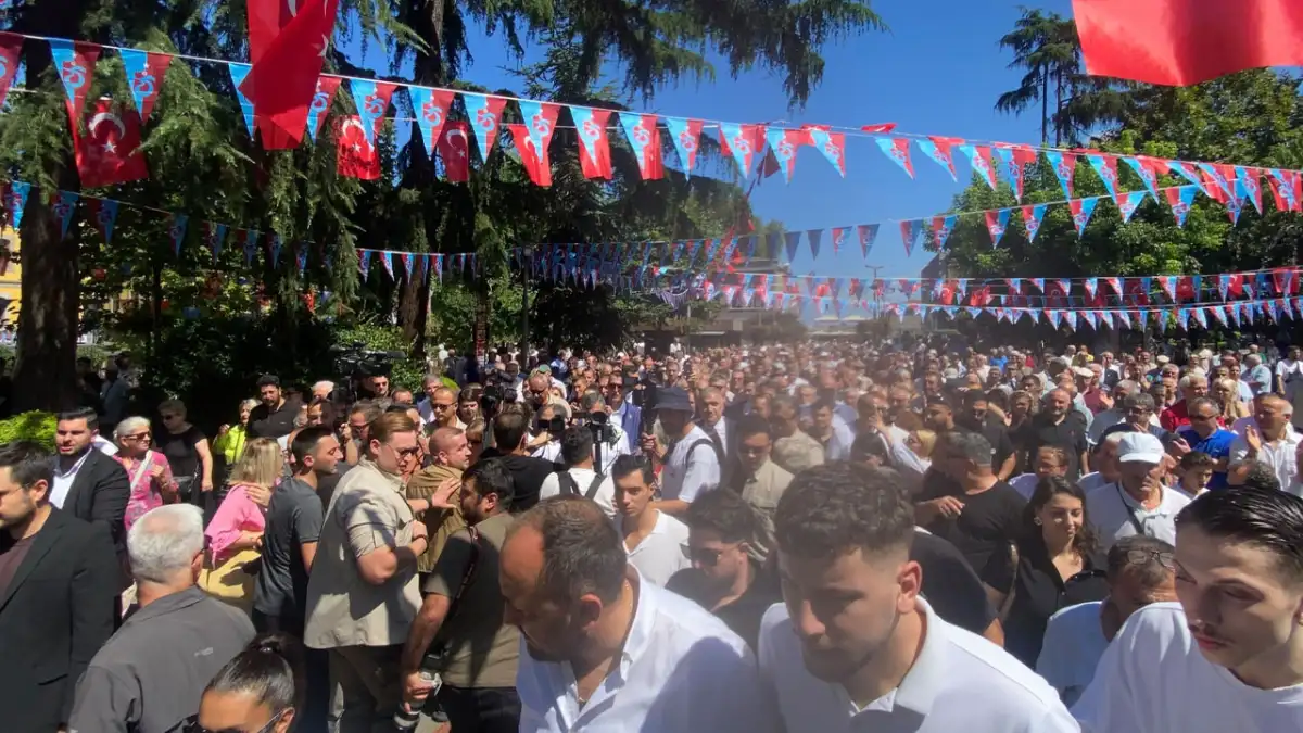 YENİ Parti Genel Başkanı Özgür Özel Trabzon'da (Fotoğraf: Ö.Özel x hesabı)