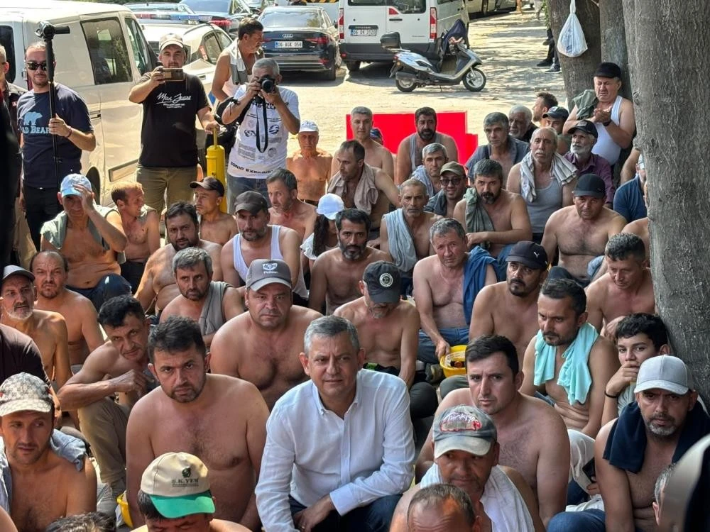 Yeni Parti lideri Özgür Özel, madencilerin eylemine destek ziyaretinde bulundu. (Fotoğraf: Ö.Özel x hesabı)