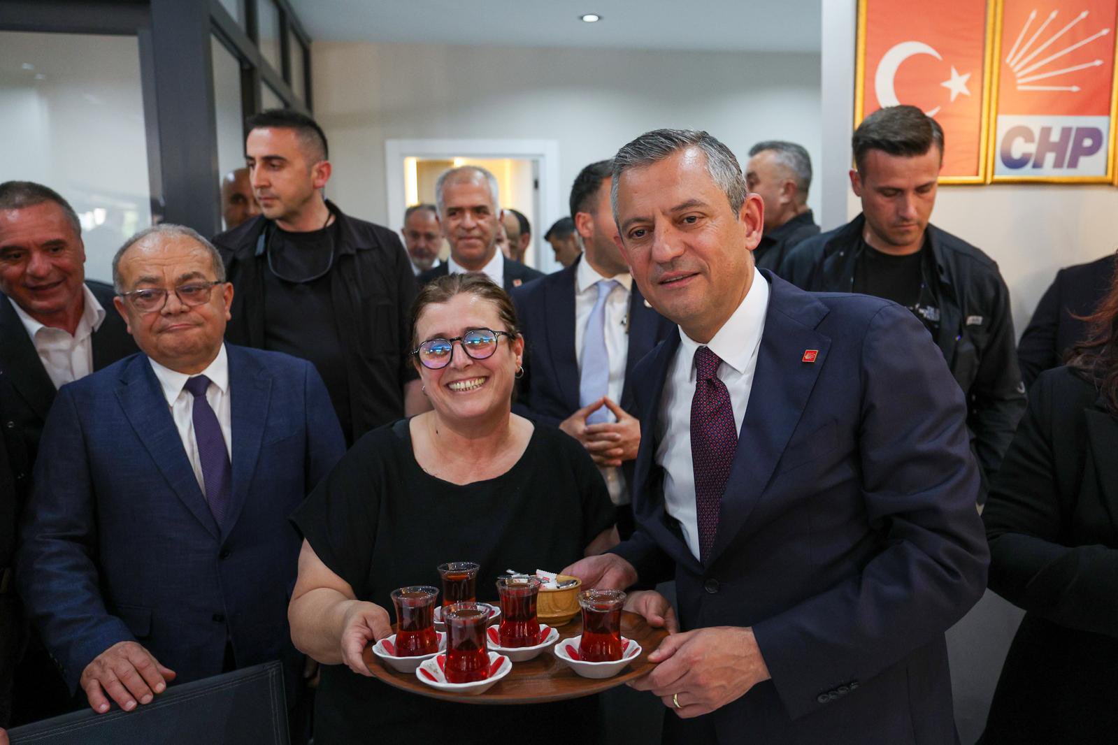 Özgür Özel, Aydın’ın Kuşadası ilçesinde, “Gözüm Arkada Kalmasın İstiyorum” sloganıyla gerçekleştirilen Otizm Sempozyumu’na katıldı.