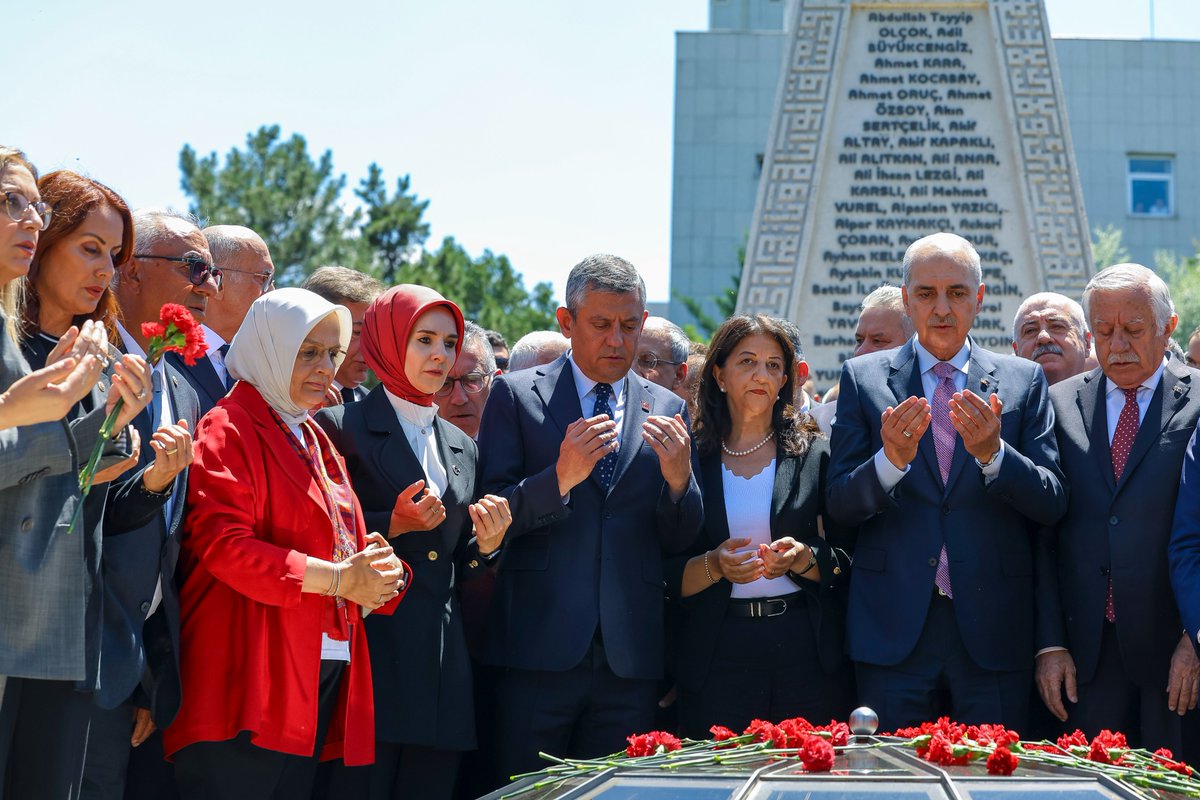 Özgür Özel 15 Temmuz şehitlerini anma etkinliğine katıldı. (Fotoğraf: Özgür Özel x hesabı)
