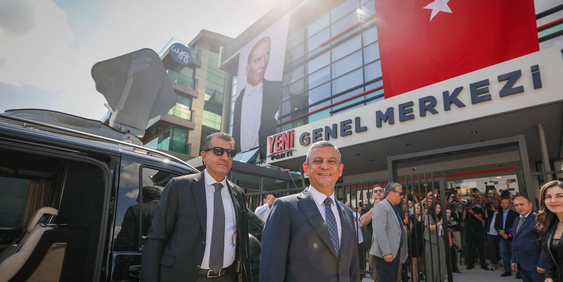 Özgür Özel Yeni Parti Genel Merkezi'ne ilk gelişinde konuştu. (Fotoğraf: YENİ Parti x hesabı)