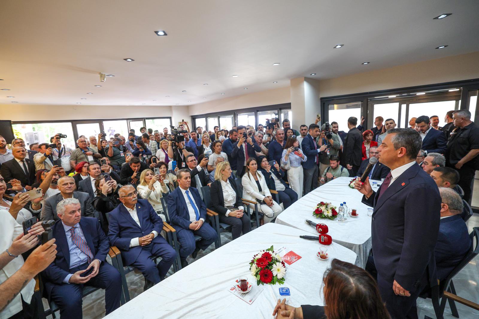 Özgür Özel, Aydın’ın Kuşadası ilçesinde, “Gözüm Arkada Kalmasın İstiyorum” sloganıyla gerçekleştirilen Otizm Sempozyumu’na katıldı.