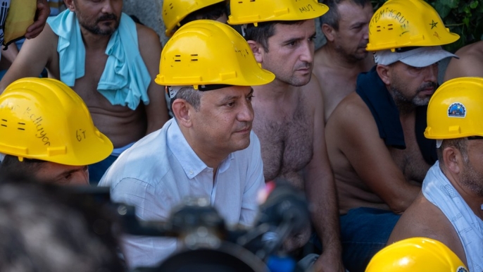 Yeni Parti lideri Özgür Özel, madencilerin eylemine destek ziyaretinde bulundu. (Fotoğraf: Ö.Özel x hesabı)