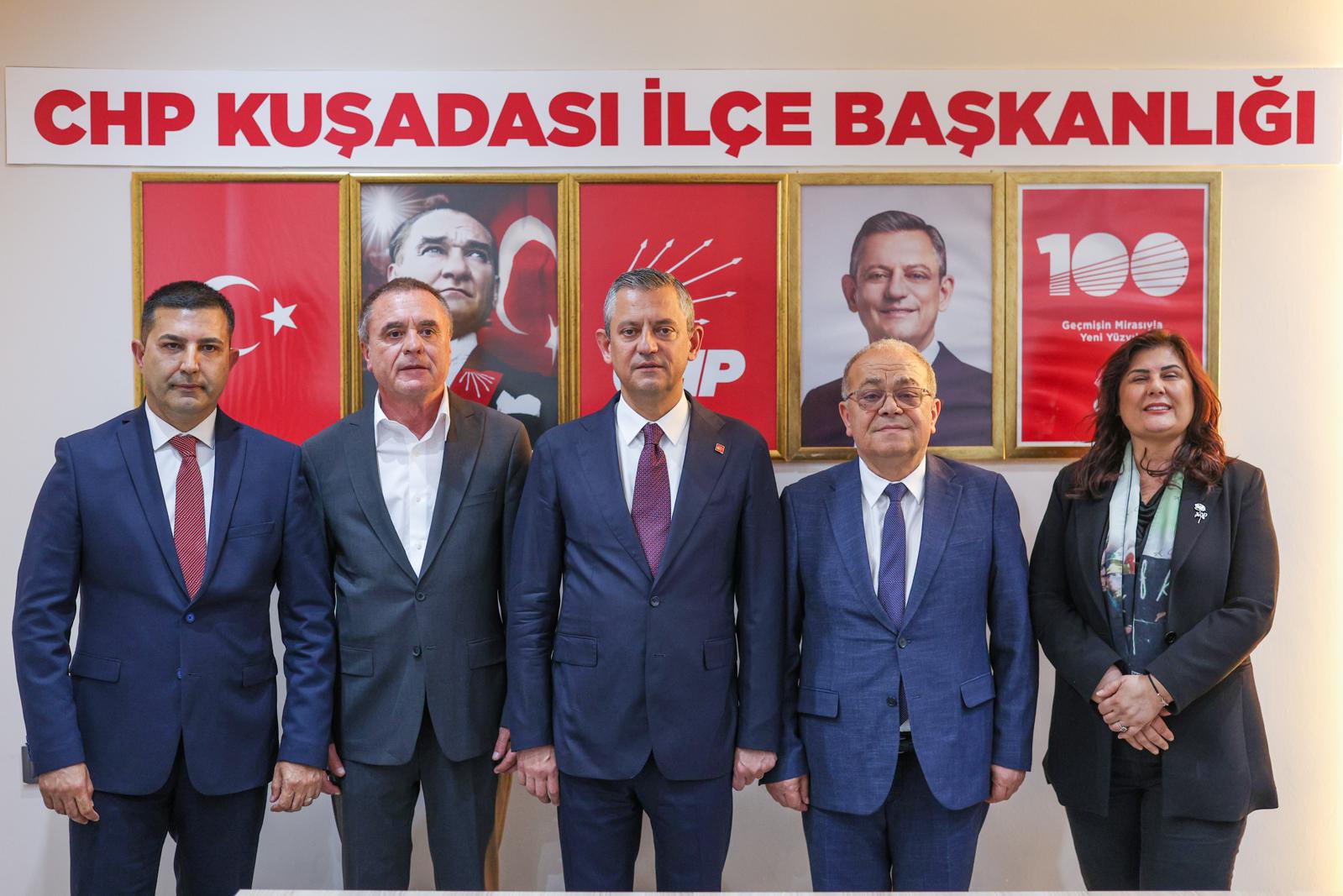 Özgür Özel, Aydın’ın Kuşadası ilçesinde, “Gözüm Arkada Kalmasın İstiyorum” CHP İlçe Başkanlığını ziyaret etti.