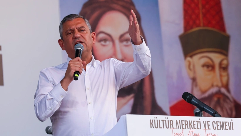 Özgür Özel Mamak Belediyesi'nin cemevi temel atma töreninde (Fotoğraf: Özgür Özel x hesabı)