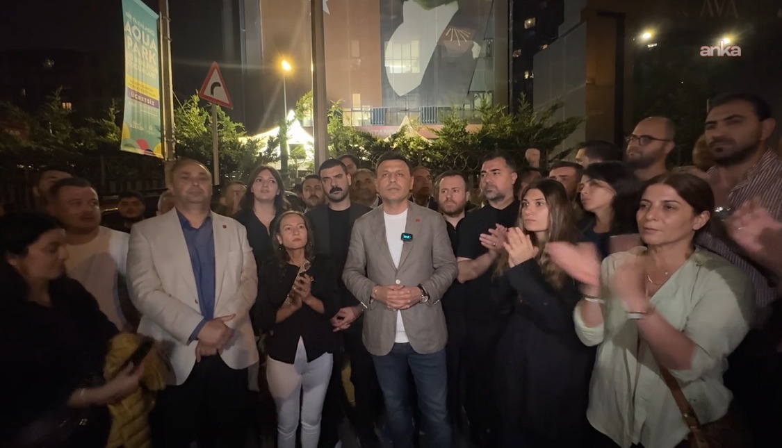 Kılıçdaroğlu yönetimi CHP İstanbul İl Başkanlığı binasında asılı olan Ekrem İmamoğlu afişini indirdi (Fotoğraf: Özgür Çelik X hesabı)
