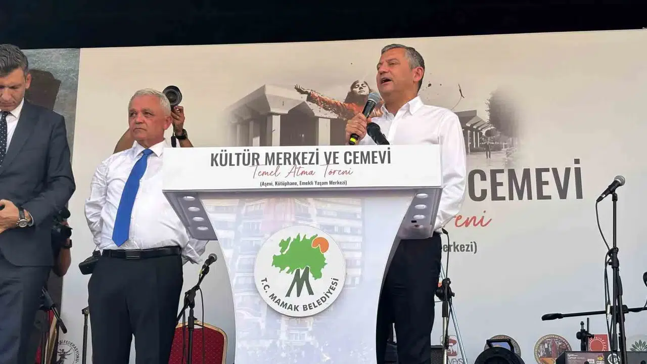 Özgür Özel: Aleviler çok acı çektiler, çok bedel ödediler. (Fotoğraf: YENİ Parti x hesabı)