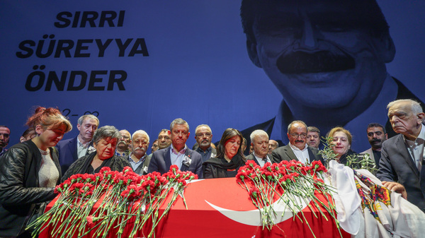 CHP Genel Başkanı Özgür Özel, Sırrı Süreyya Önder için düzenlenen cenaze töreninde