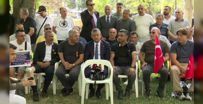 Özgür Özel, şehit aileleri ve gazilerinin devam ettiği oturma eyleminde çerçeve yasa tasarını açıkladı. (Fotoğraf: YENİ Parti x hesabı)