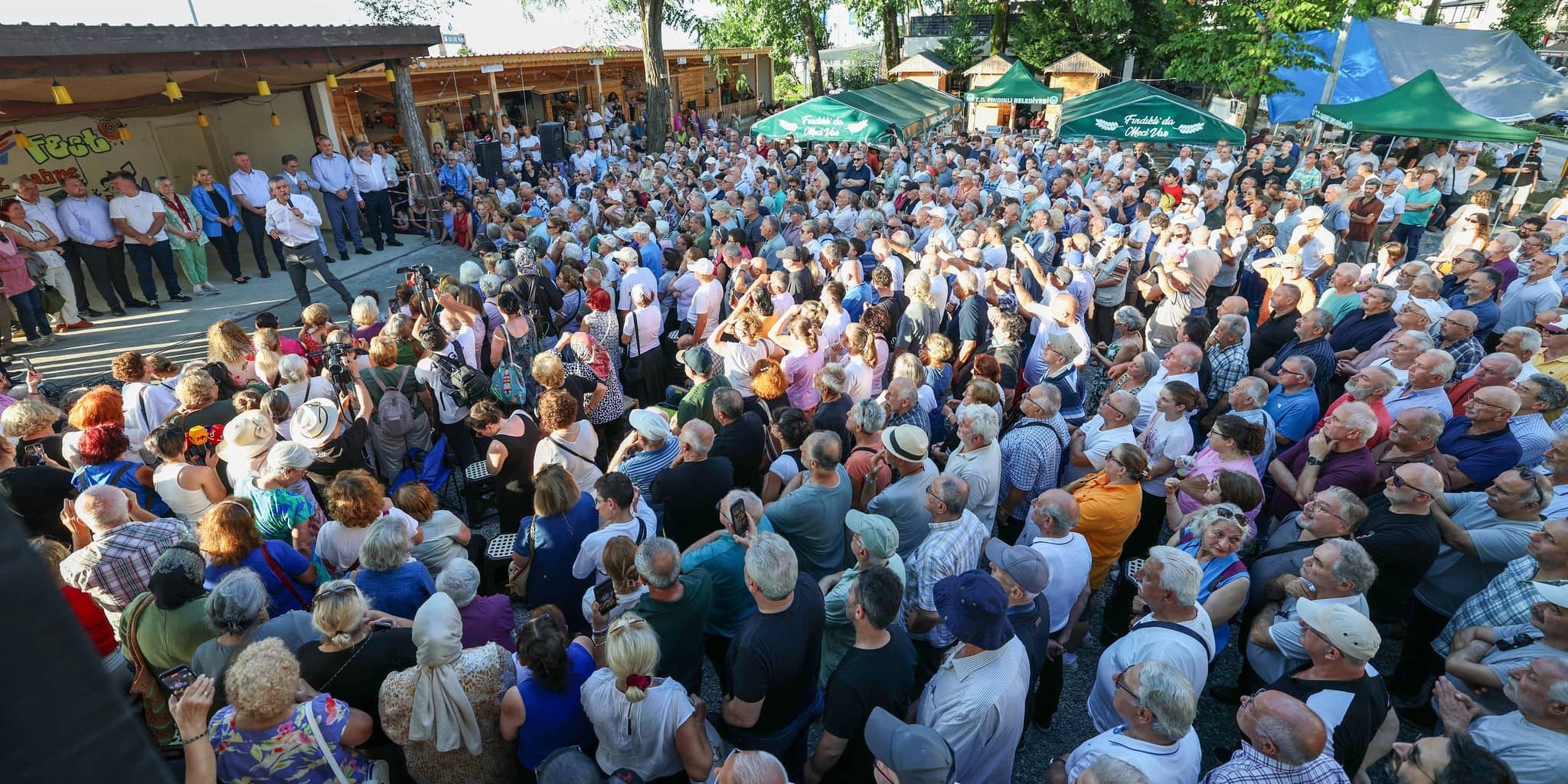 YENİ Parti Genel Başkanı Özgür Özel: “Bütün Fındıklı arkamızda” dedi. (Fotoğraf: YENİ Parti web sitesi)