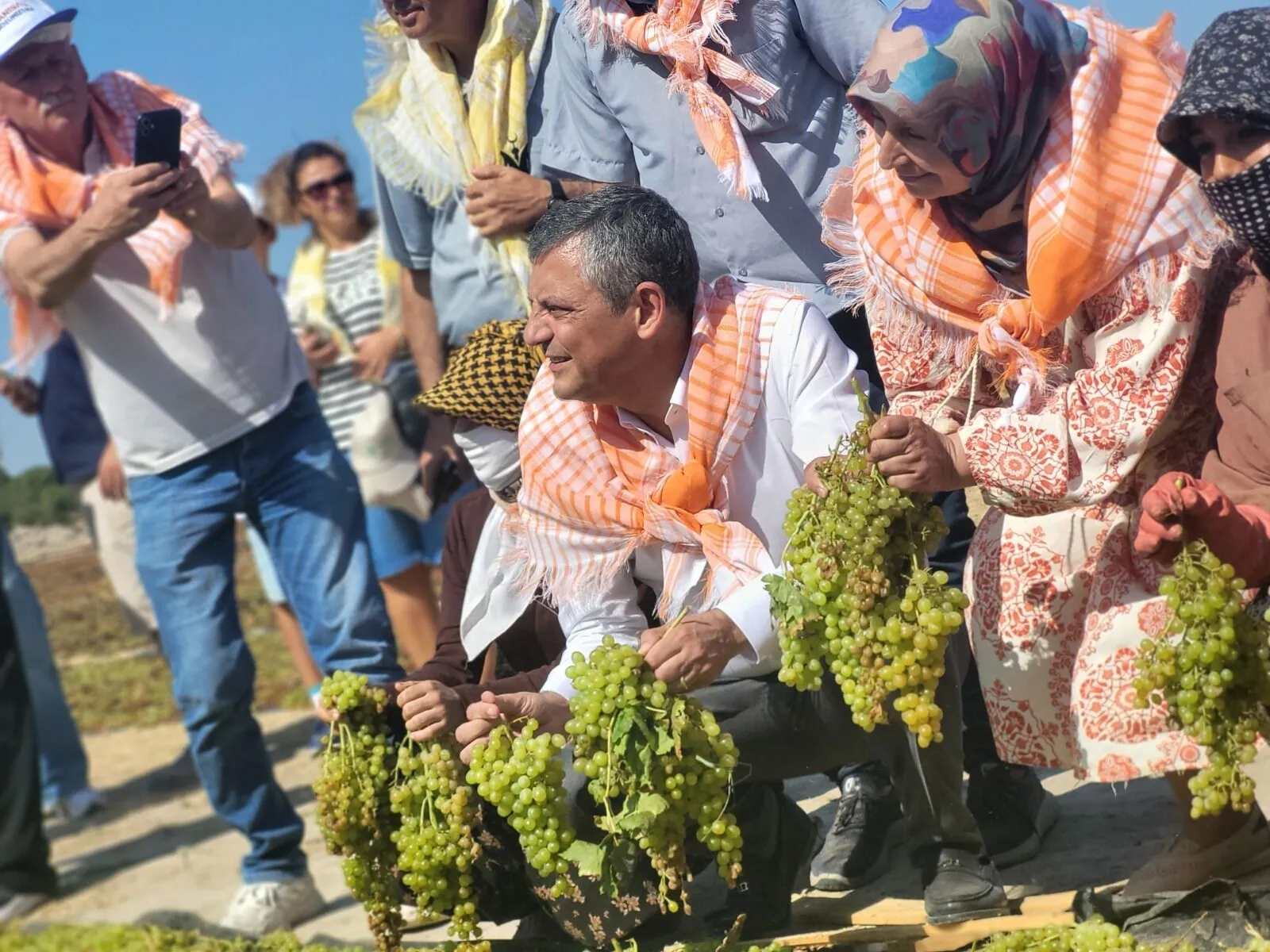 Özgür Özel, Manisa’nın Hacıhaliller Mahallesi’nde üzüm üreticileriyle bir araya geldi. (Fotoğraf: YENİ Parti x hesabı)