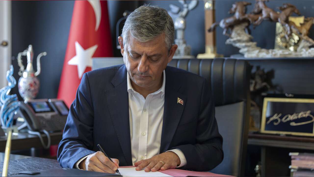 Özgür Özel CHP’den istifa etti, Yeni Parti kuruluyor. (Fotoğraf: Murat Emir x hesabı)