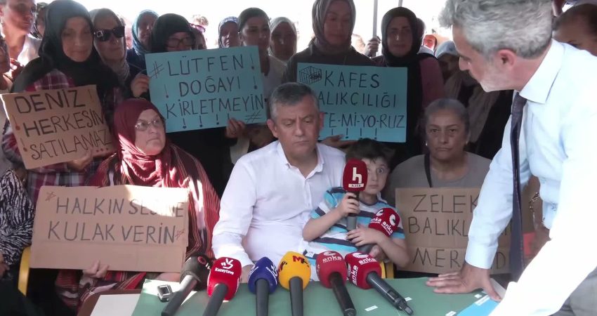 YENİ Parti lideri Özgür Özel Rize’de Balıkçılar Köyü’nü ziyaret etti. (Fotoğraf: YENİ Parti web sitesi)