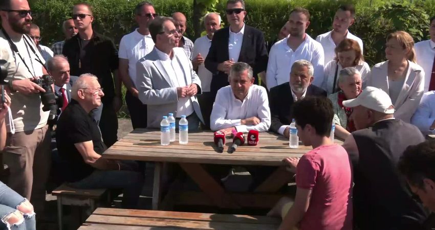 YENİ Parti lideri Özgür Özel Rize’de Balıkçılar Köyü’nü ziyaret etti. (Fotoğraf: YENİ Parti web sitesi)
