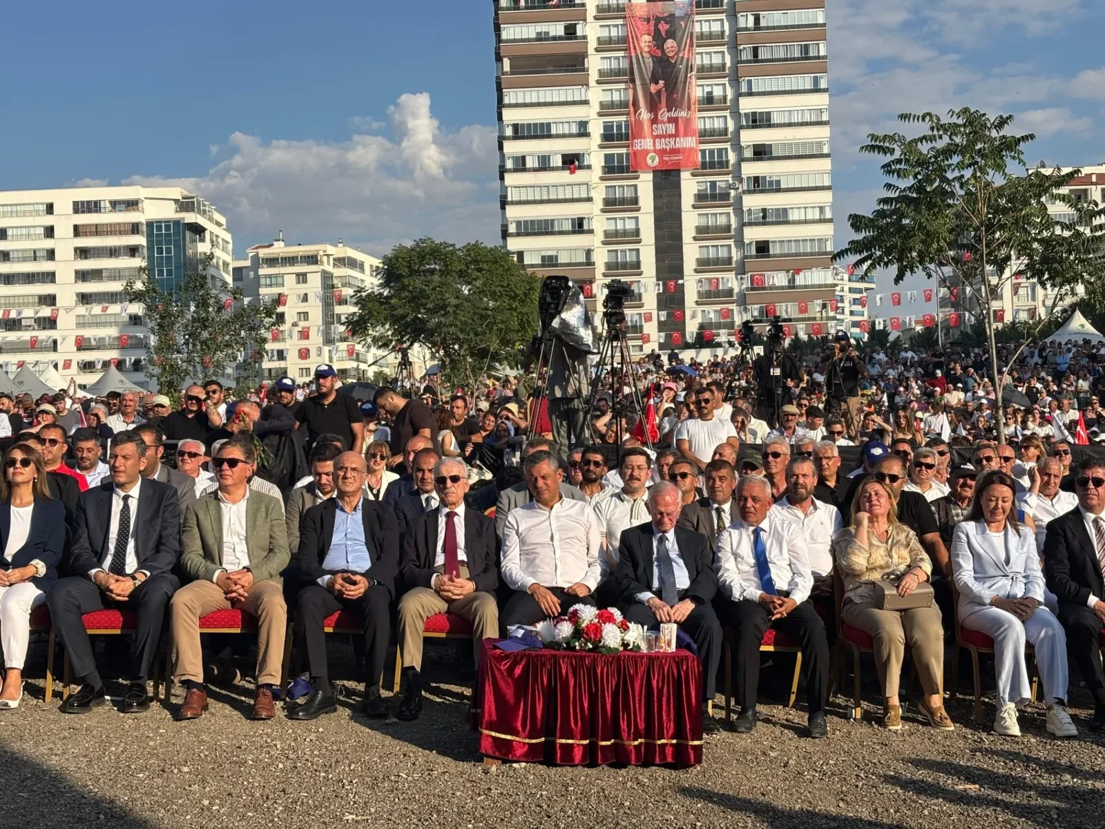 Özgür Özel Mamak Belediyesi'nin Cemevi temel atma töreninde (Fotoğraf Özgür Özel x hesabı)