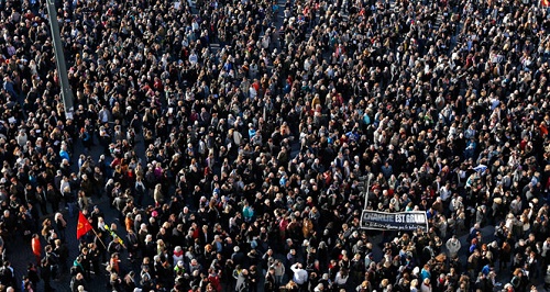 Paris’te milyonlarca kişi Charlie Hebdo saldırısı ve ardından yapılan terörist eylemlerini protesto etmek için toplandı (İHA)